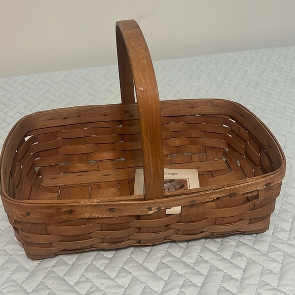 Classic Longaberger Basket with Handle - Picture 1 of 3